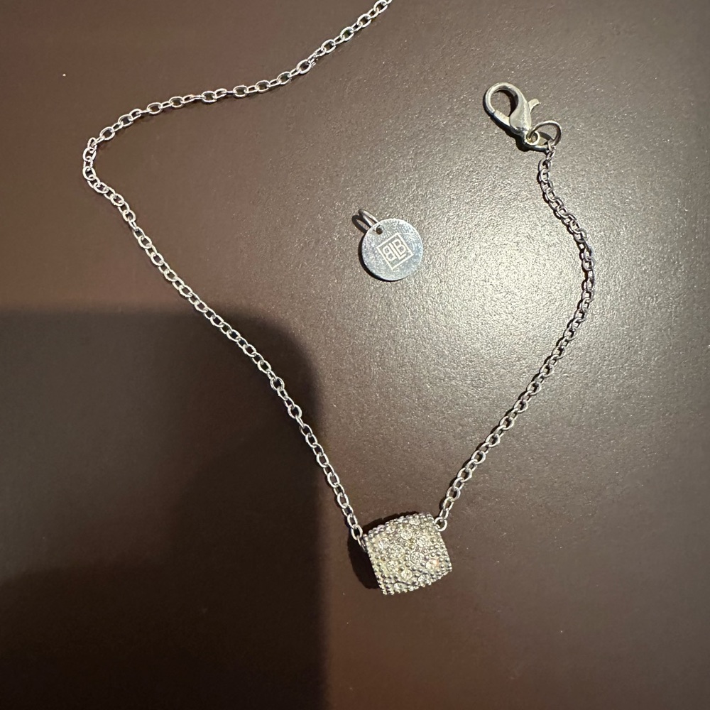 Elegant Silver Necklace with Pendant